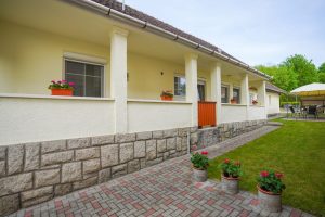 Angela-Vendeghaz-a-haz-oldalrol