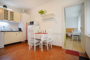 Angela-Vendeghaz-bejarat-a-kertre-nezo-szobaba