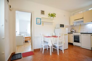 Angela-Vendeghaz-bejarat-az-utcara-nezo-szobaba