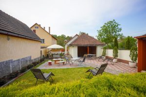 Angela-Vendeghaz-kert-haturol