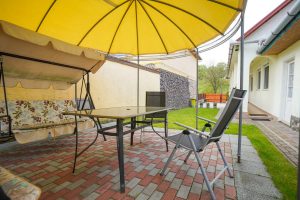 Angela-Vendeghaz-kerti-piheno-mas-szogbol