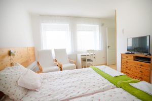 Angela-Vendeghaz-kertre-nezo-szoba masik-szogbol