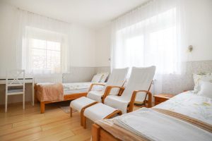 Angela-Vendeghaz-utcara-nezo-szoba-masik-szogbol