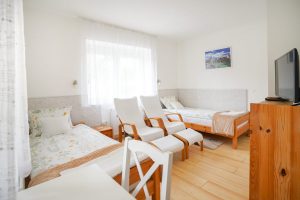 Angela-Vendeghaz-utcara-nezo-szoba